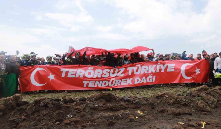 enduro-sampiyonasinin-finali-tendurekte-terorsuz-turkiye-pankartiyla-basladi-JS8GUIfd.jpg