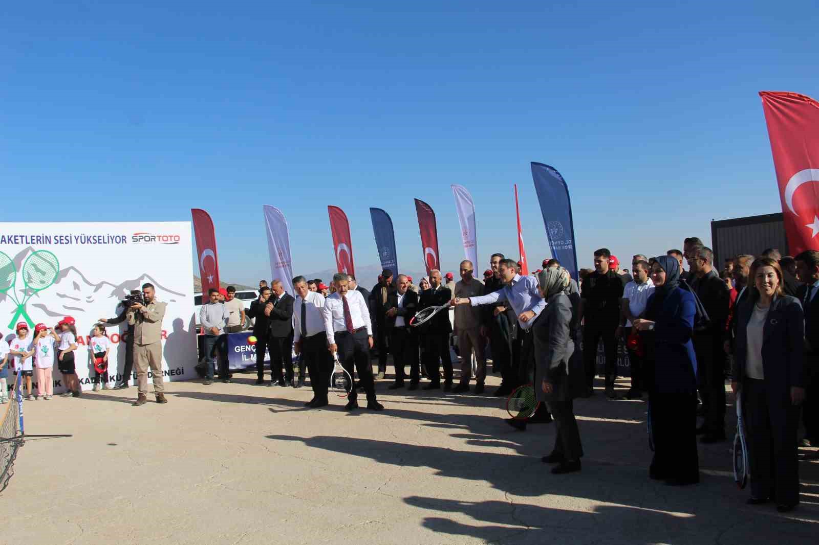 Enerji ve Tabii Kaynaklar Bakanı Bayraktar: "Artık bu dağlarda roket değil, raket sesi var" 1 enerji ve tabii kaynaklar bakani bayraktar artik bu daglarda roket degil raket sesi var 9bdRVd1g
