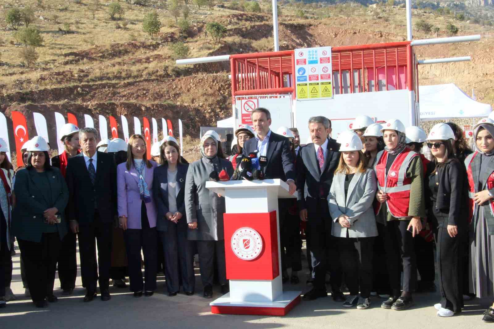 Enerji ve Tabii Kaynaklar Bakanı Bayraktar: "Artık bu dağlarda roket değil, raket sesi var" 8 enerji ve tabii kaynaklar bakani bayraktar artik bu daglarda roket degil raket sesi var Xl4pARM2