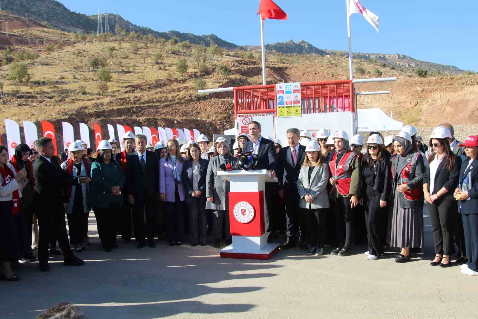 Enerji ve Tabii Kaynaklar Bakanı Bayraktar: "Artık bu dağlarda roket değil, raket sesi var" 9 enerji ve tabii kaynaklar bakani bayraktar artik bu daglarda roket degil raket sesi var fWVAf3OT