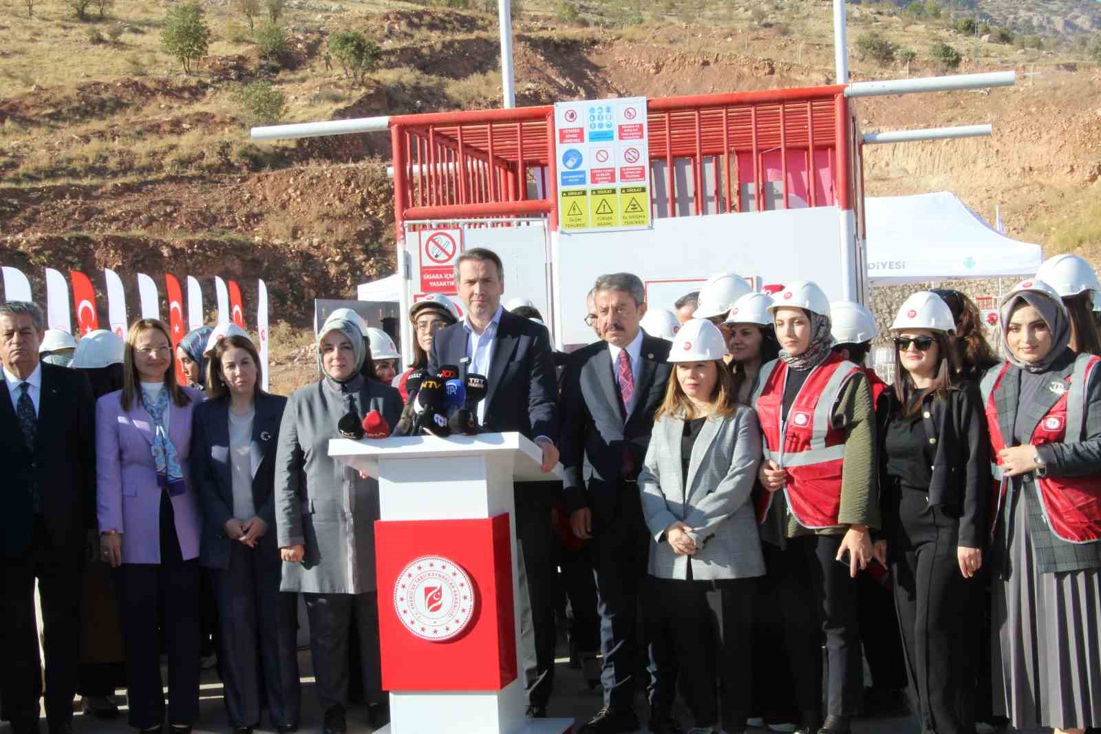 Enerji ve Tabii Kaynaklar Bakanı Bayraktar: "Artık bu dağlarda roket değil, raket sesi var" 7 enerji ve tabii kaynaklar bakani bayraktar artik bu daglarda roket degil raket sesi var g2lReAul