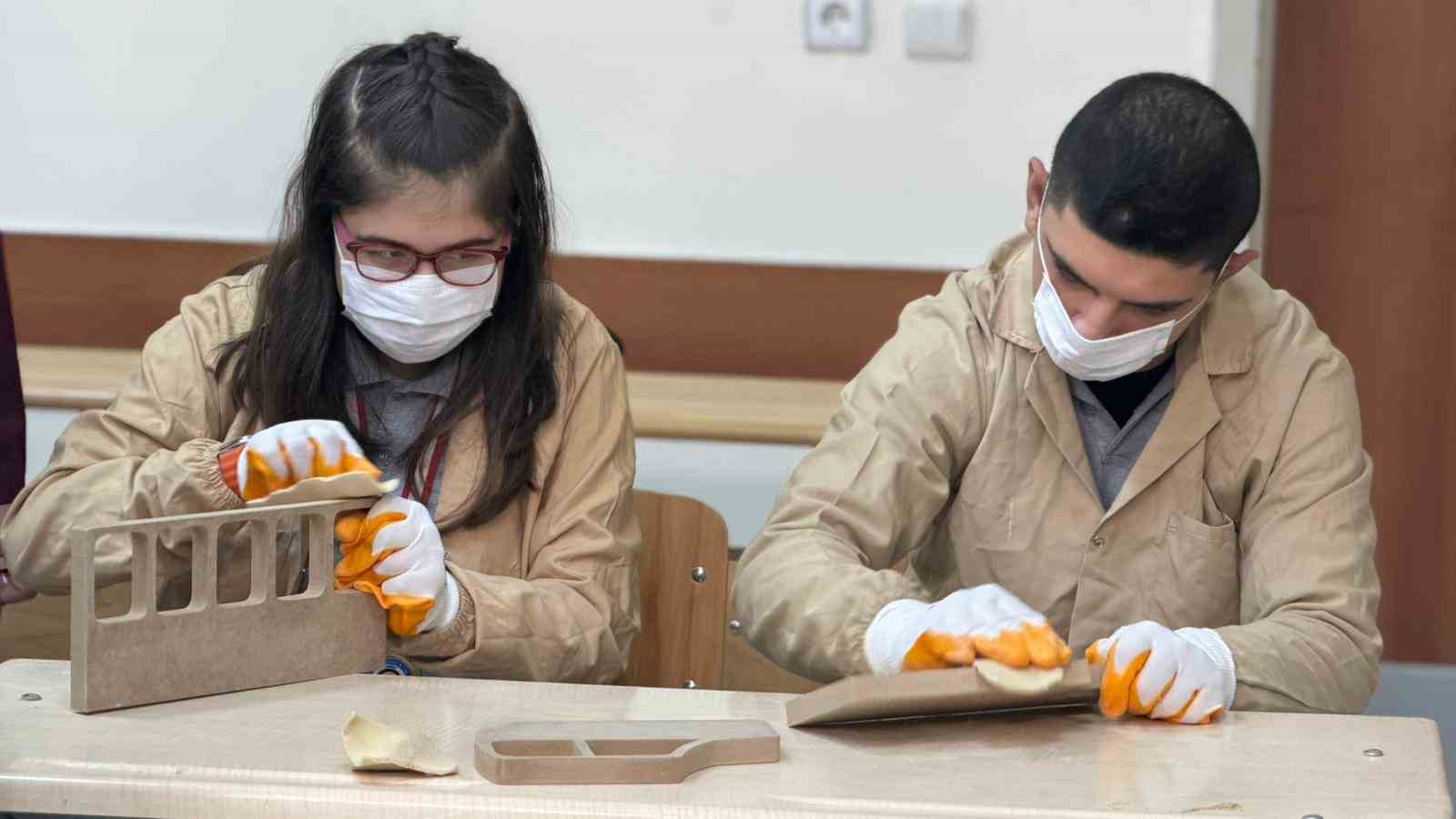 engelleri ahsapla asiyorlar siverekte ogrencilerden sanata dokunus 0 SkgcHidY