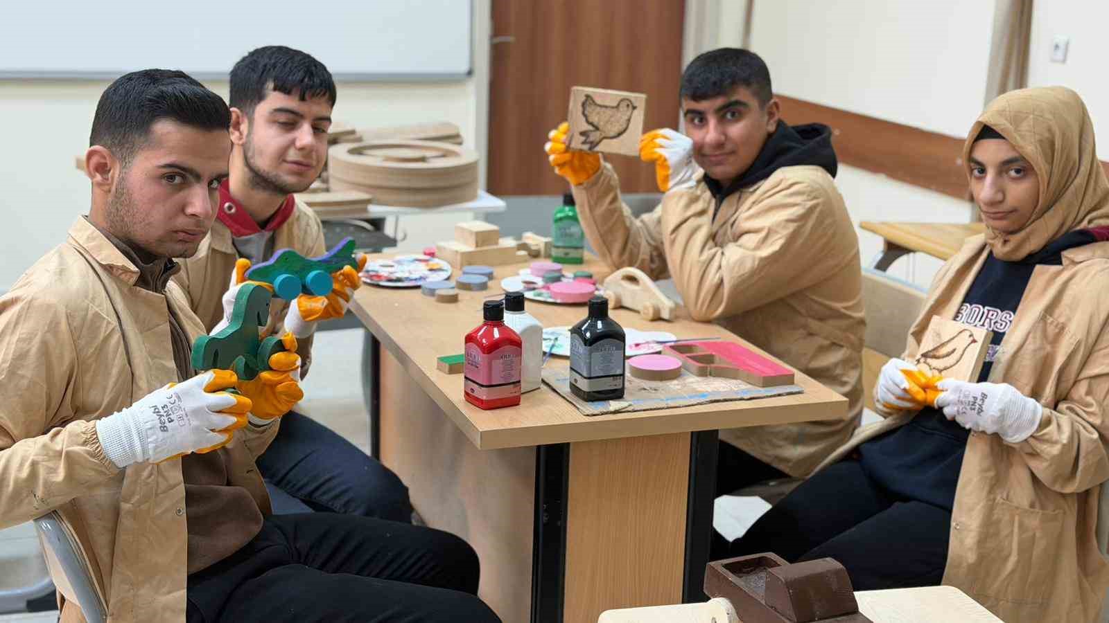 engelleri ahsapla asiyorlar siverekte ogrencilerden sanata dokunus 8 DrJYc1Or