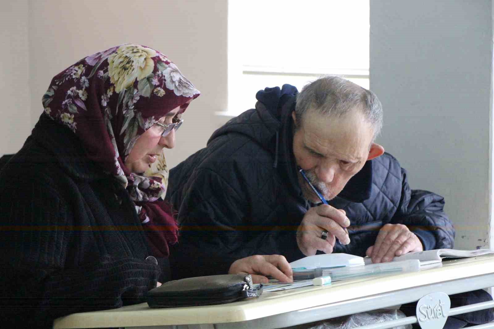 engelleri asip okuma yazma kursuna katildilar 30 yillik ciftten ders alinacak ask hikayesi 2