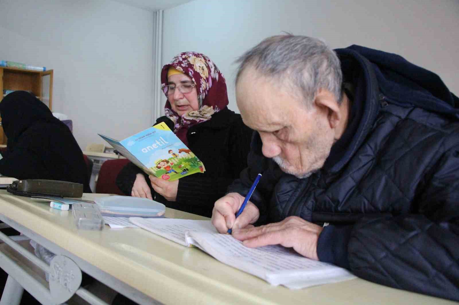 engelleri asip okuma yazma kursuna katildilar 30 yillik ciftten ders alinacak ask hikayesi 3 4tqDLTmg