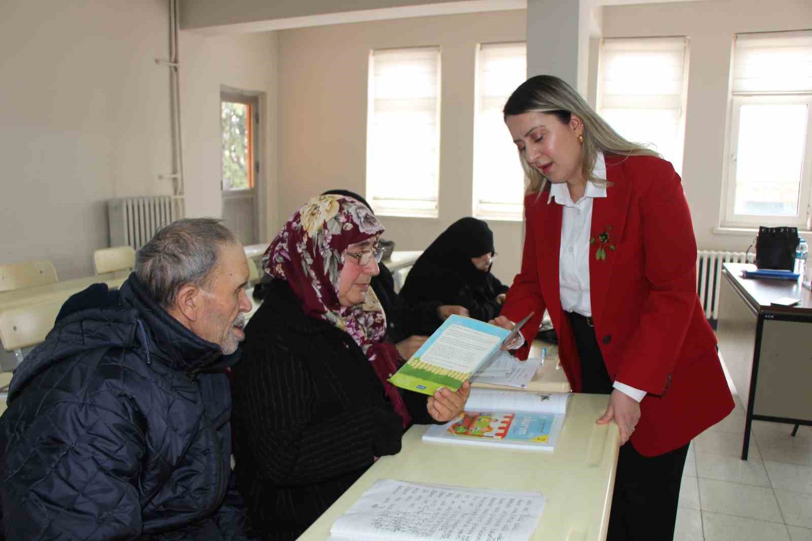 engelleri asip okuma yazma kursuna katildilar 30 yillik ciftten ders alinacak ask hikayesi 4