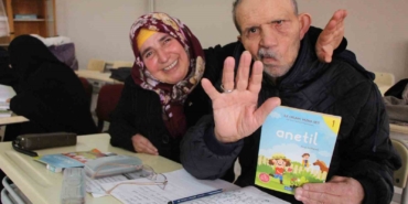 engelleri-asip-okuma-yazma-kursuna-katildilar-30-yillik-ciftten-ders-alinacak-ask-hikayesi-BglIyuaY.jpg
