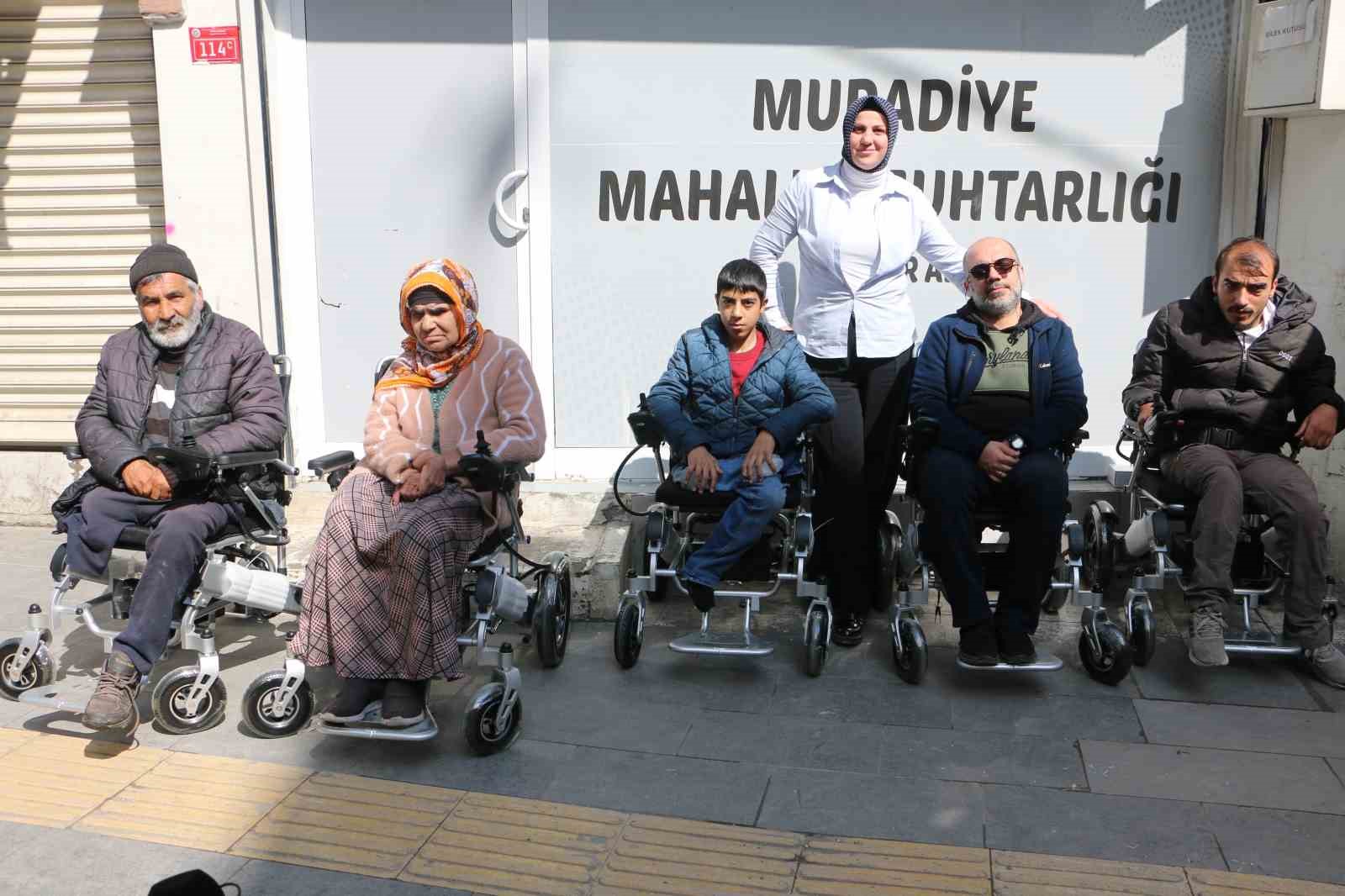 engelli 10 kisi akulu sandalye ile bayrama rahat girecek 7