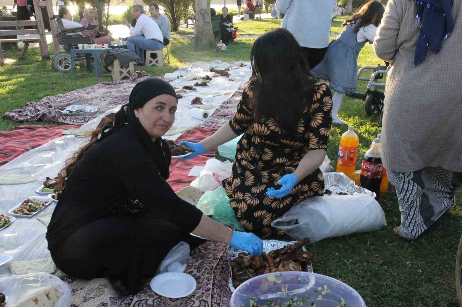 engelli anneleri icin unutulmaz gun cizrede duygulandiran etkinlik 1 2epSJHsp
