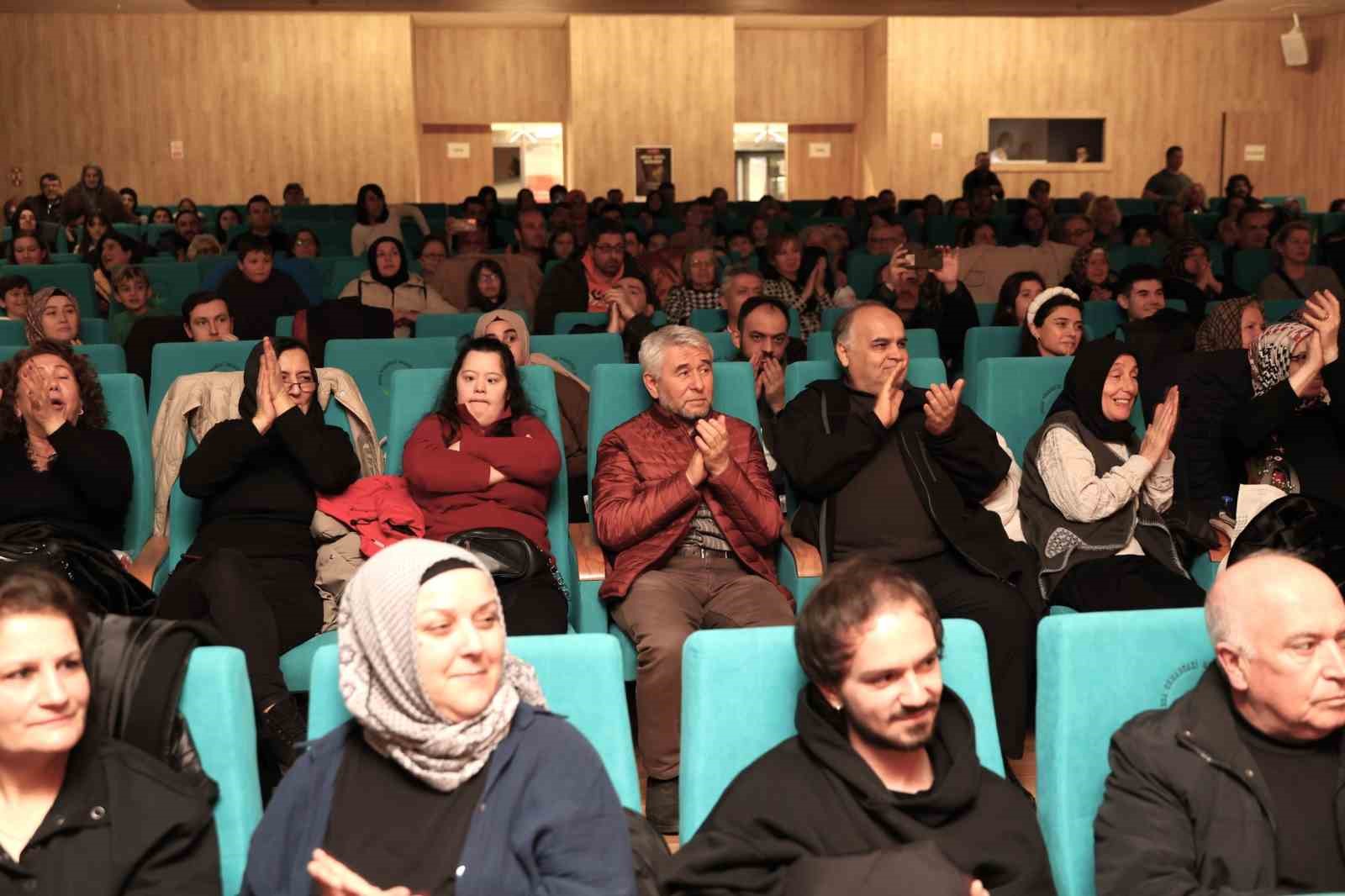 engelli bireyler sahnede usta sanatcilara tas cikartti 3