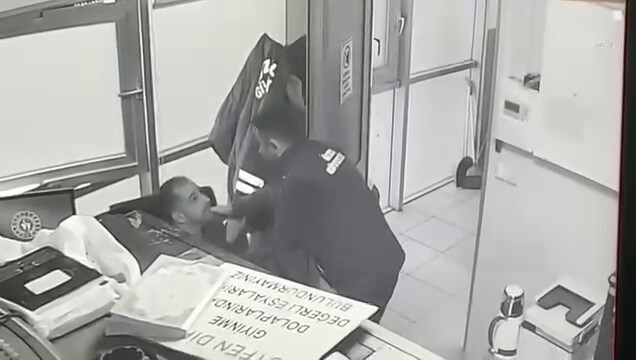 Engelli çalışan, güvenlik görevlisinin heimlich manevrasıyla hayata tutundu 5 engelli calisan guvenlik gorevlisinin heimlich manevrasiyla hayata tutundu 1 dX3MZLwA