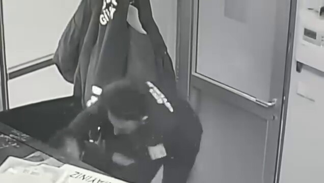 Engelli çalışan, güvenlik görevlisinin heimlich manevrasıyla hayata tutundu 6 engelli calisan guvenlik gorevlisinin heimlich manevrasiyla hayata tutundu 2 SMZwMyH6