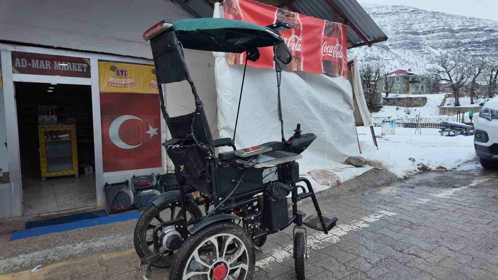 engelli cocugu icin akulu sandalyeyi arabaya cevirdi 1 XjrvcJLD