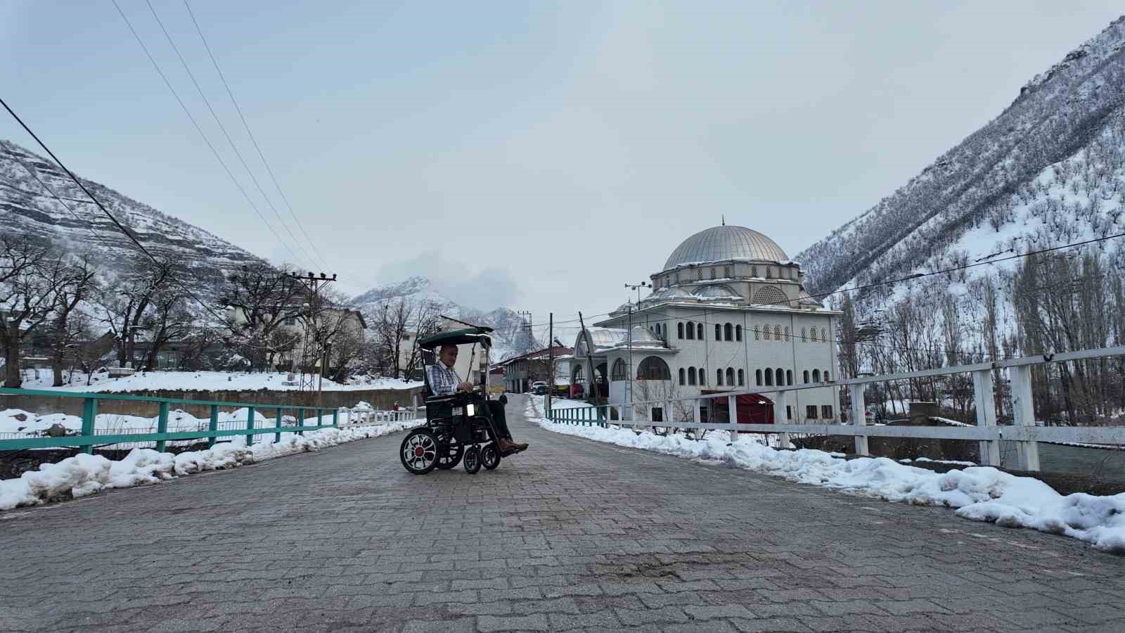 engelli cocugu icin akulu sandalyeyi arabaya cevirdi 3 L2n4vvBs