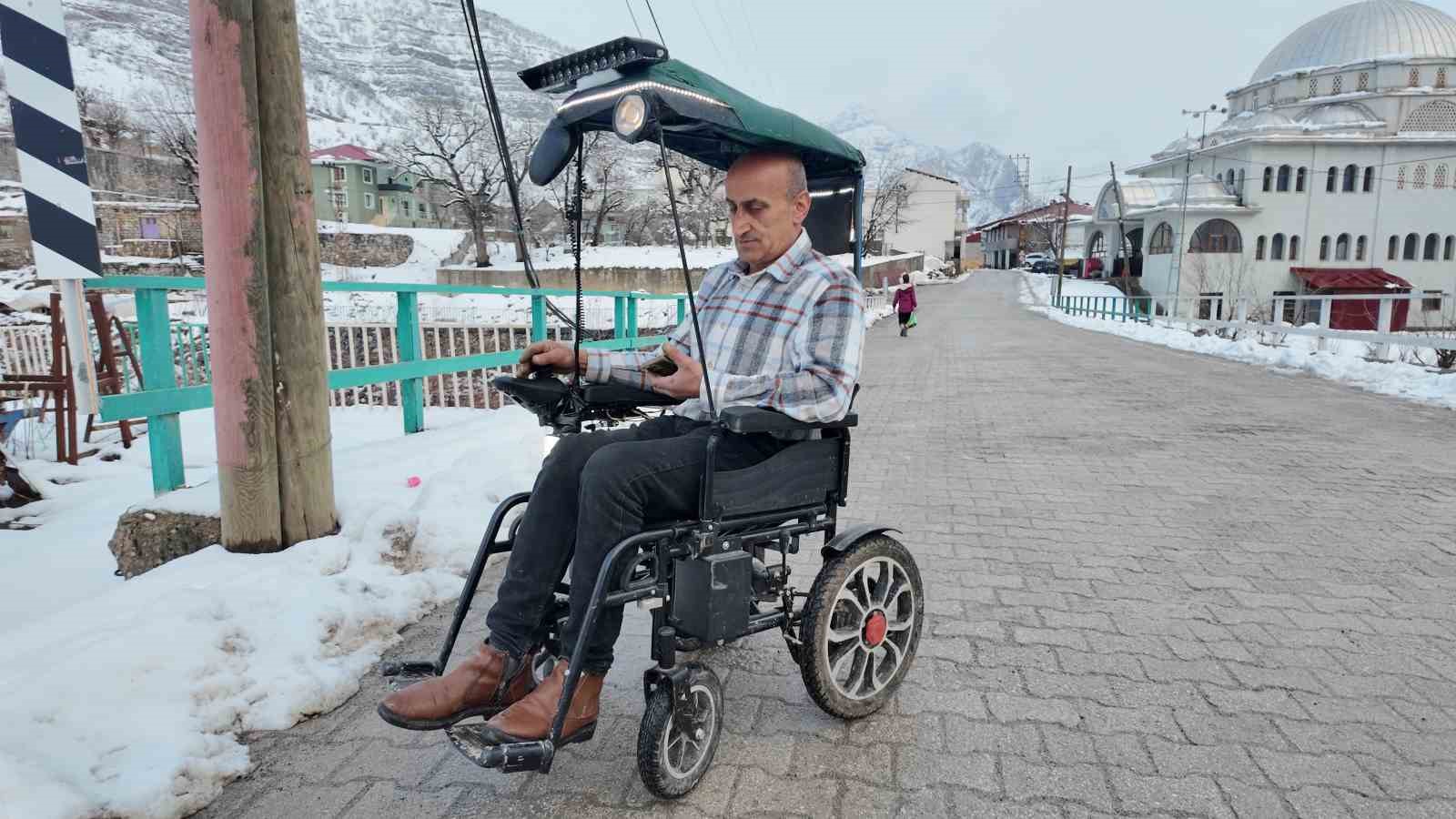 engelli cocugu icin akulu sandalyeyi arabaya cevirdi 5 lR3bfcIm
