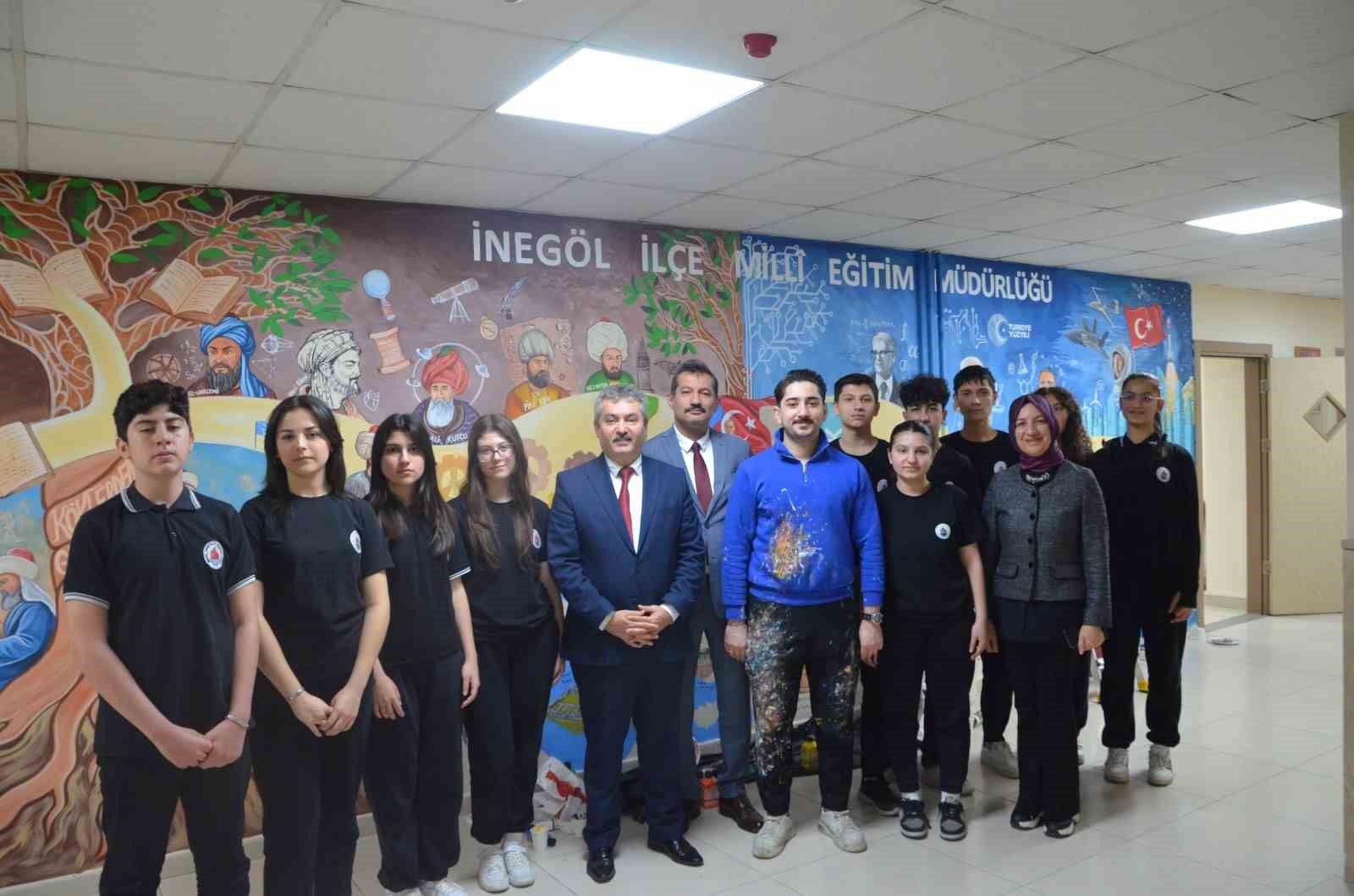 Engelli öğretmen hayal gücünü kullandı, Türkiye Yüzyılı Maarif Modeli müfredatını duvara resmetti 7 engelli ogretmen hayal gucunu kullandi turkiye yuzyili maarif modeli mufredatini duvara resmetti 3 nMntMFbl