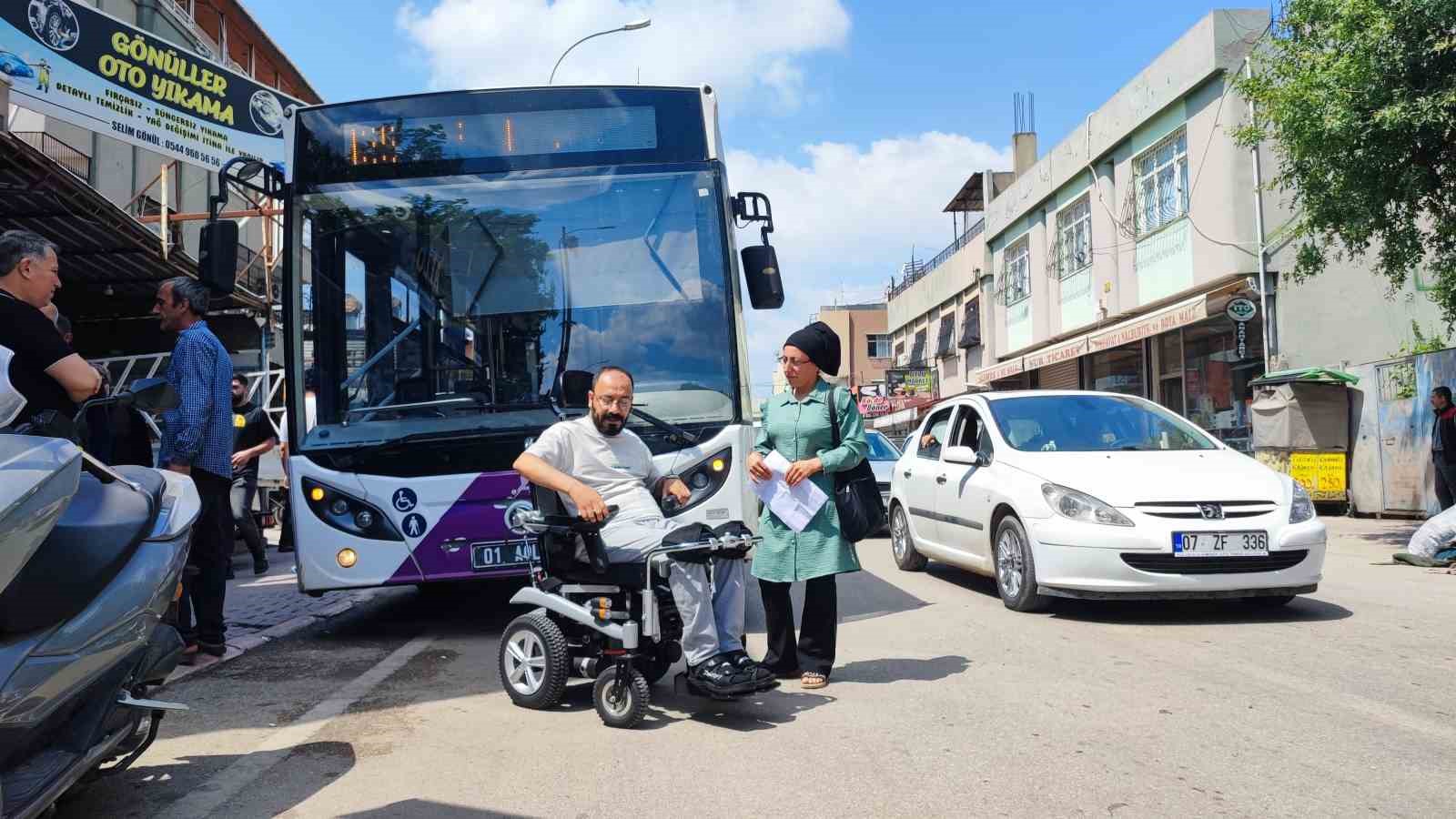 engelli vatandas belediye otobusune polis esliginde binebildi 0 rksE1YXI