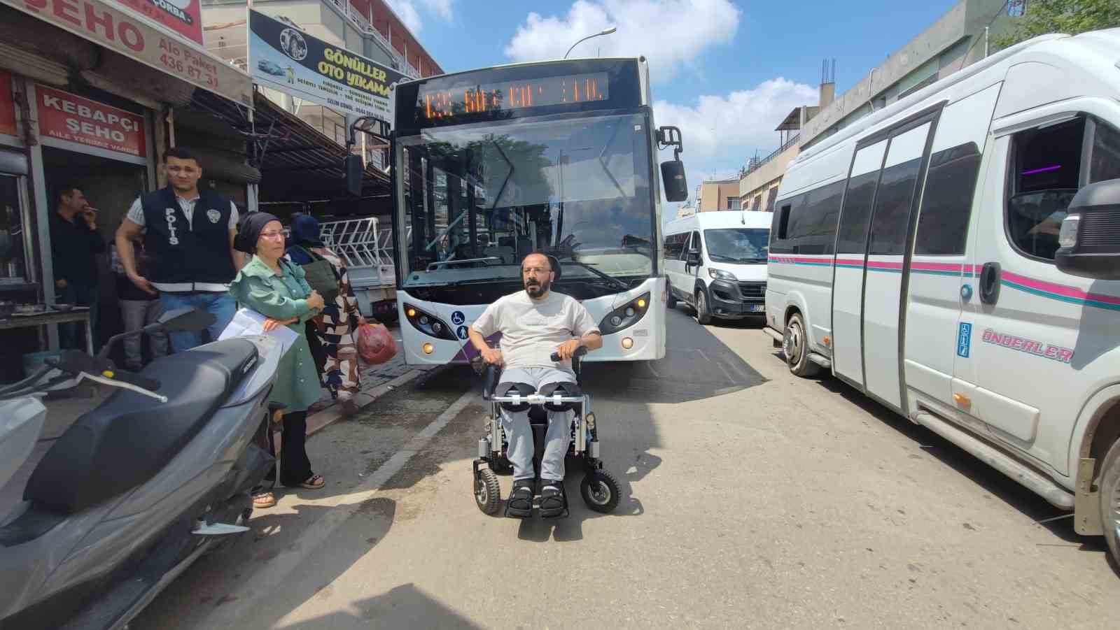 engelli vatandas belediye otobusune polis esliginde binebildi 1 THOSw3ze
