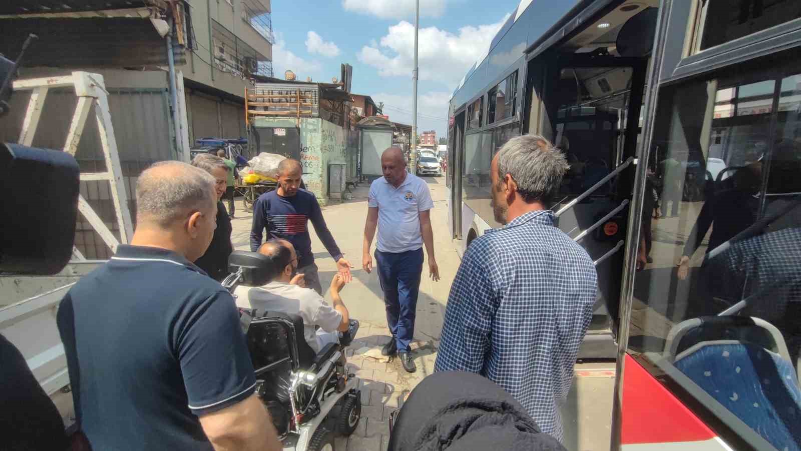 engelli vatandas belediye otobusune polis esliginde binebildi 3 LI2cK6Pw