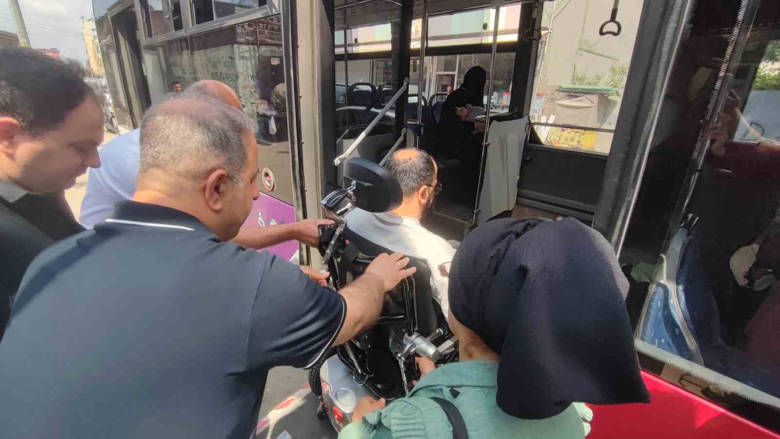 engelli vatandas belediye otobusune polis esliginde binebildi 4 6aeHkmR4