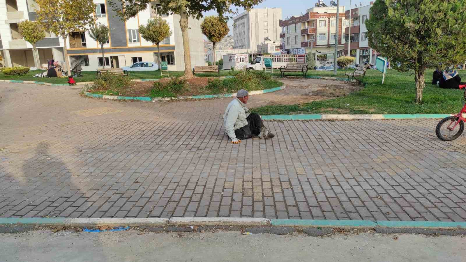 engelli yasli adam surunerek yasiyor 5 Syyl2LeV