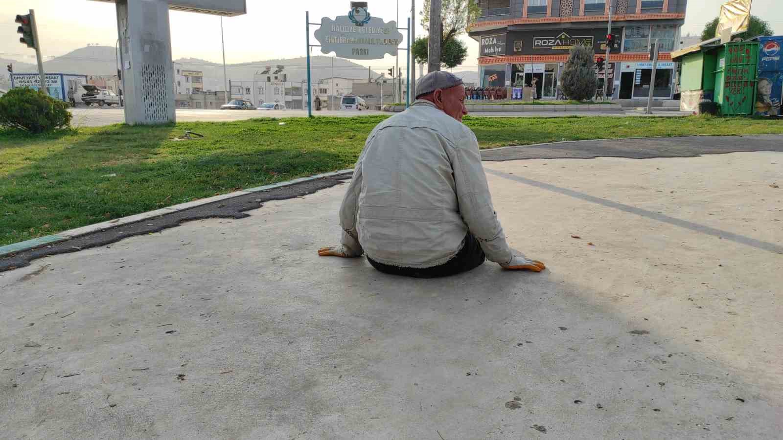 engelli yasli adam surunerek yasiyor 7 CjG9rXfW