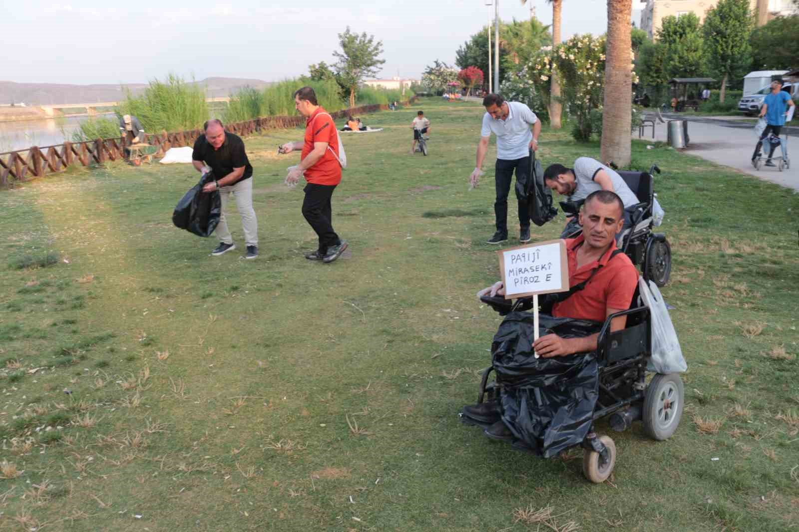 engellilerden engelsizlere cevre dersi parklari kose bucak temizlediler 3 e39JE8U5