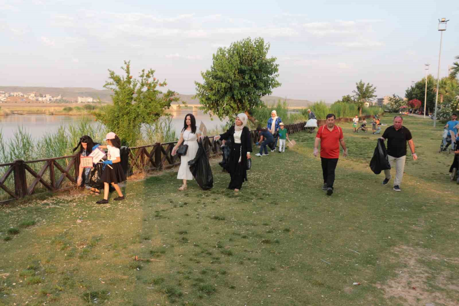 engellilerden engelsizlere cevre dersi parklari kose bucak temizlediler 4 ashRwNHE