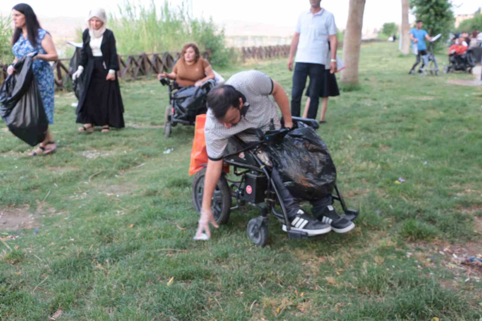 engellilerden engelsizlere cevre dersi parklari kose bucak temizlediler 6 lwZ1ZkCe