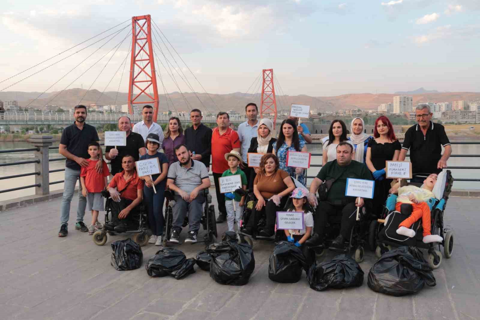 engellilerden engelsizlere cevre dersi parklari kose bucak temizlediler 7 qe89NpAp