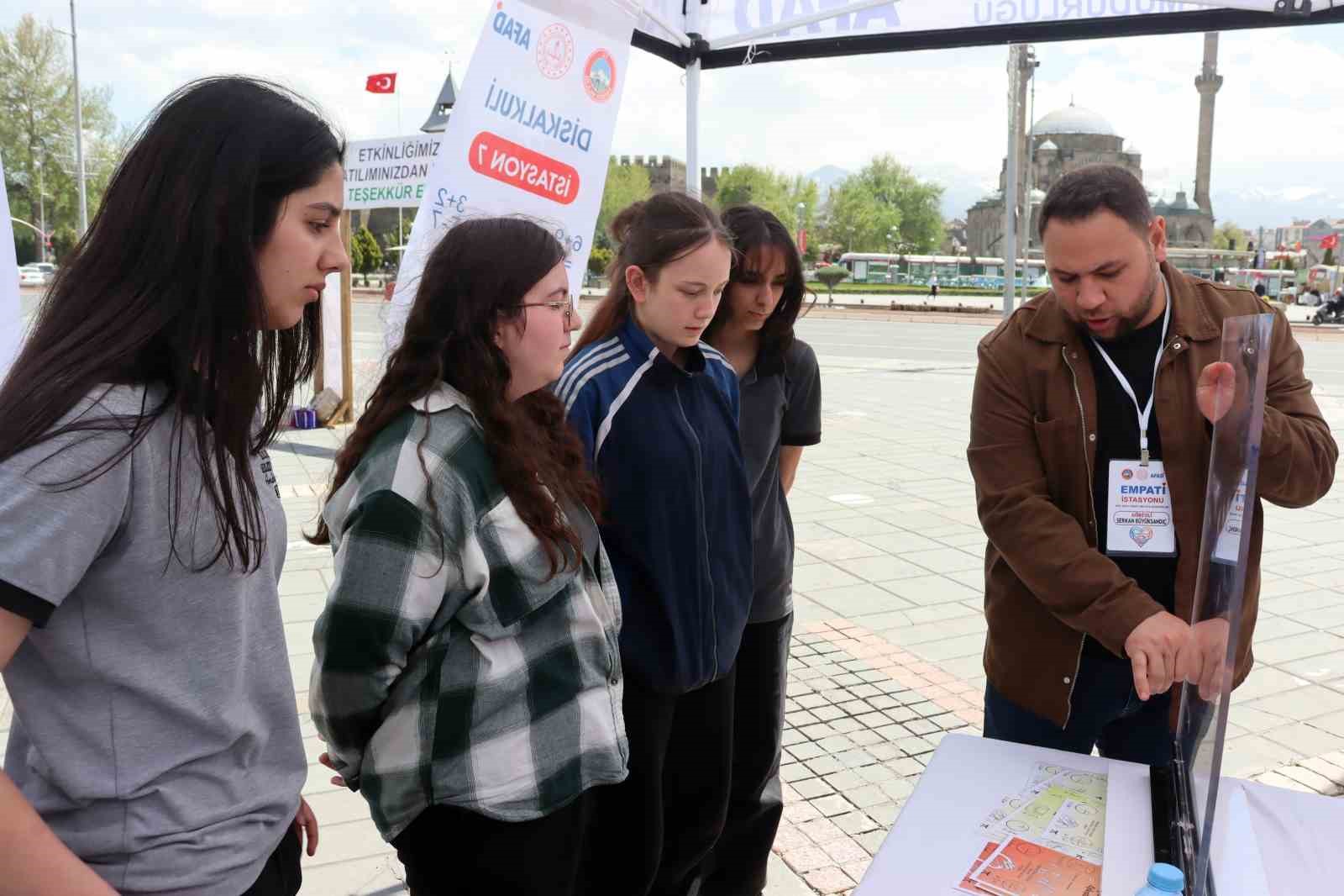 engellilerin yasadigi zorluklari empati kurarak ogrendiler 5 Jb1TPdeU