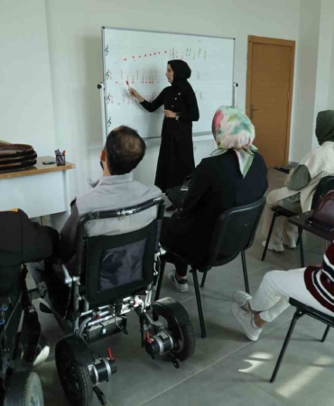 engelsiz-yasam-merkezinde-dezavantajli-bireyler-sosyal-ve-kulturel-faaliyetlerle-destekleniyor-2VclSBhM.jpg