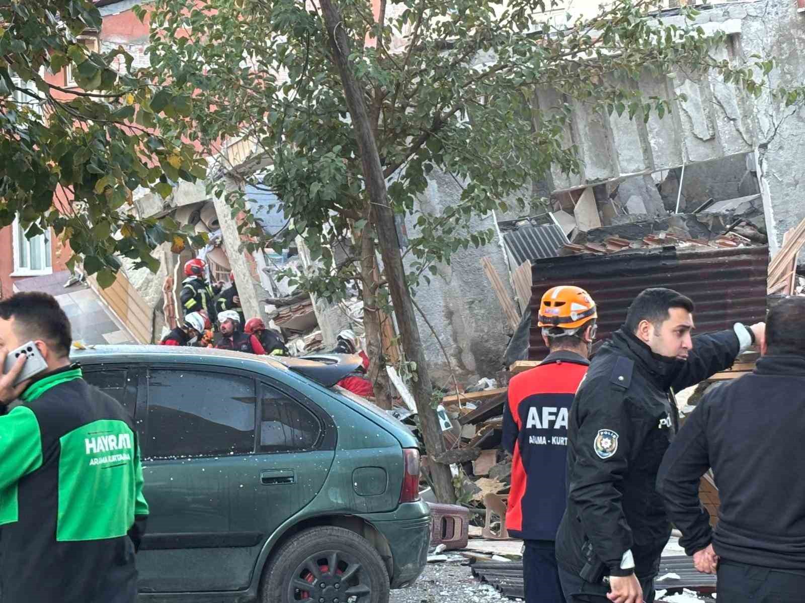 enkaz altinda 7 kisinin oldugu tahmin ediliyor 1 YtIsUTJ7
