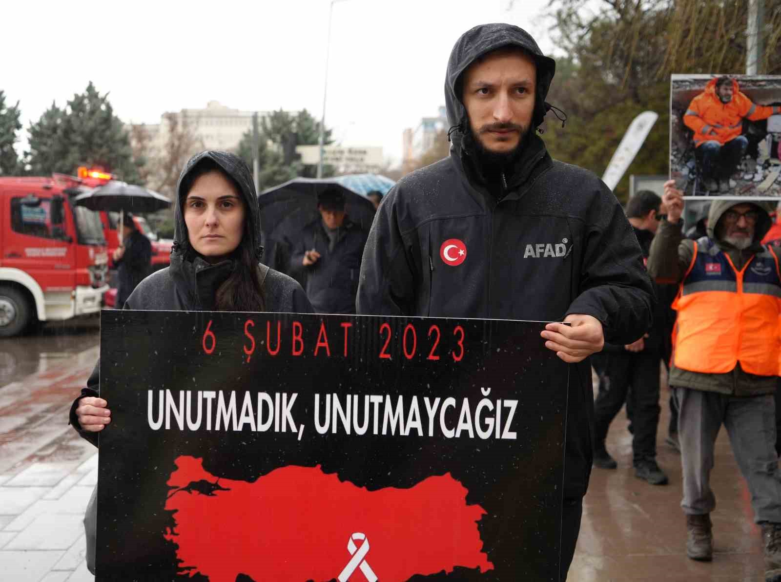 Enkaz altında hafızalara kazınan anlar: "Çay içelim" teklifi ve küçük Zehra’nın kurtuluşu 8 enkaz altinda hafizalara kazinan anlar cay icelim teklifi ve kucuk zehranin kurtulusu 4 UKUDWiNy