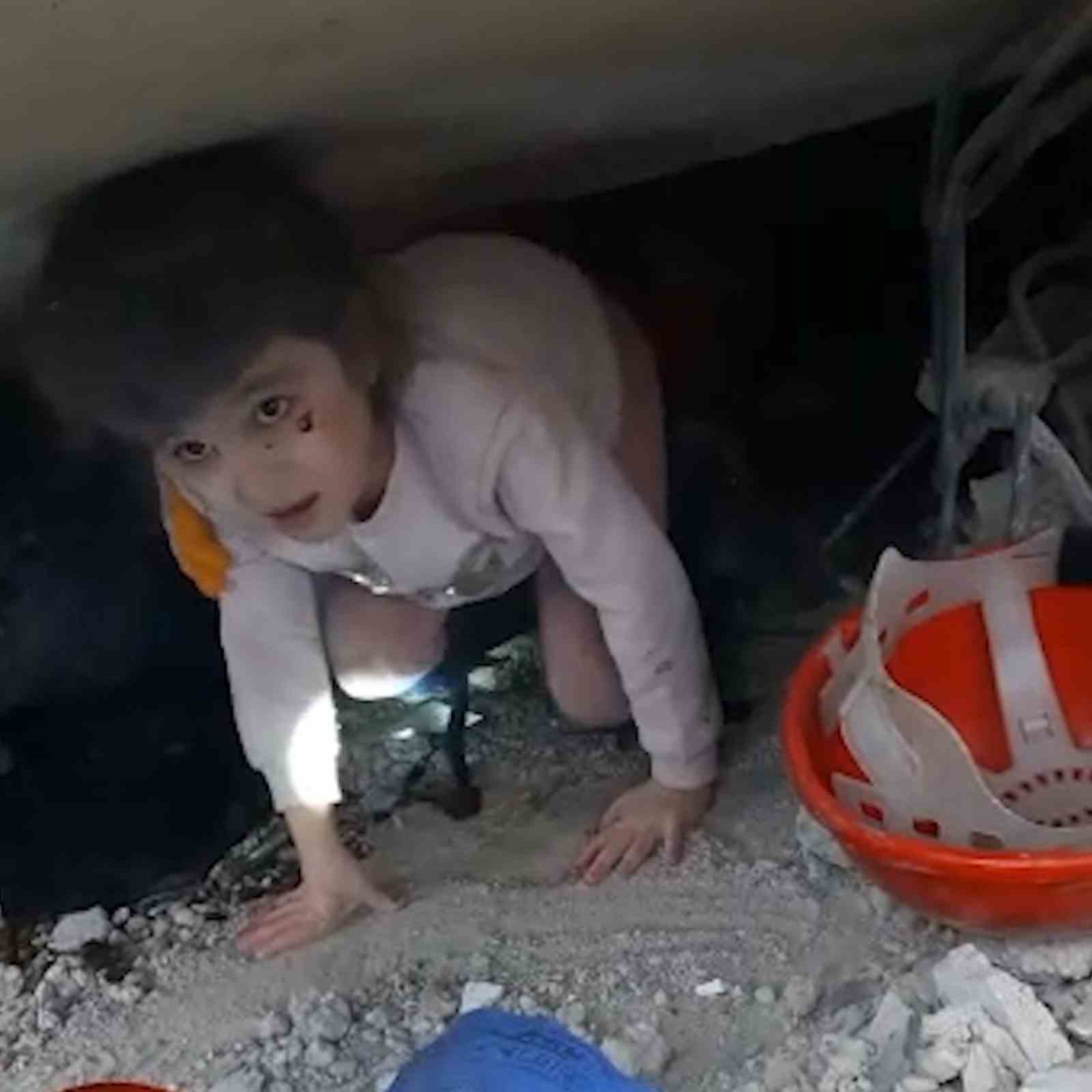 Enkaz altında hafızalara kazınan anlar: "Çay içelim" teklifi ve küçük Zehra’nın kurtuluşu 10 enkaz altinda hafizalara kazinan anlar cay icelim teklifi ve kucuk zehranin kurtulusu 6 Z4MGSN9h