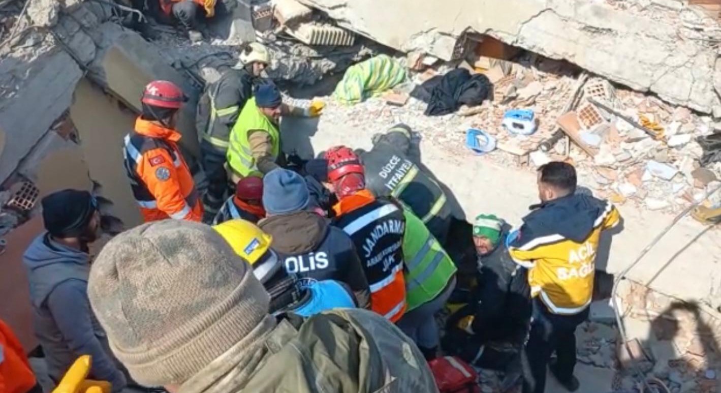 enkaz altinda kurulan kardeslik 1 VsgnCIfp