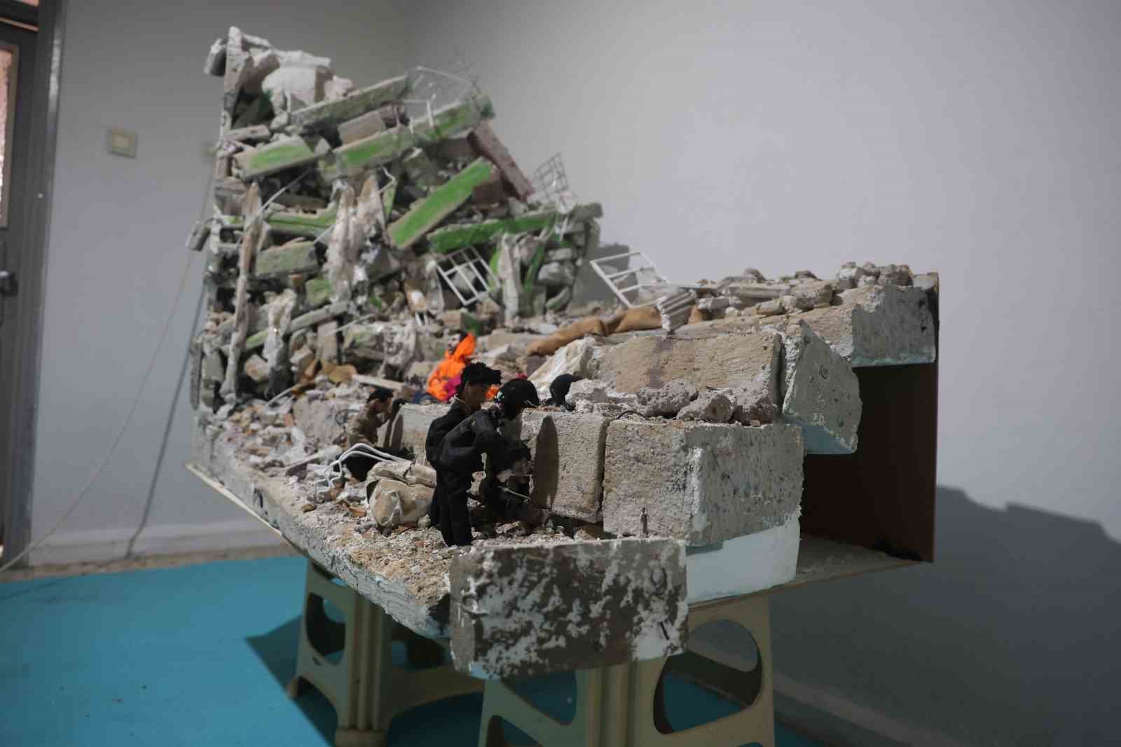 Enkaz altındaki kızının elini bir an olsun bırakmayan babanın yaşadıklarını minyatüre dönüştürdü 5 enkaz altindaki kizinin elini bir an olsun birakmayan babanin yasadiklarini minyature donusturdu 1 eeTImRbG