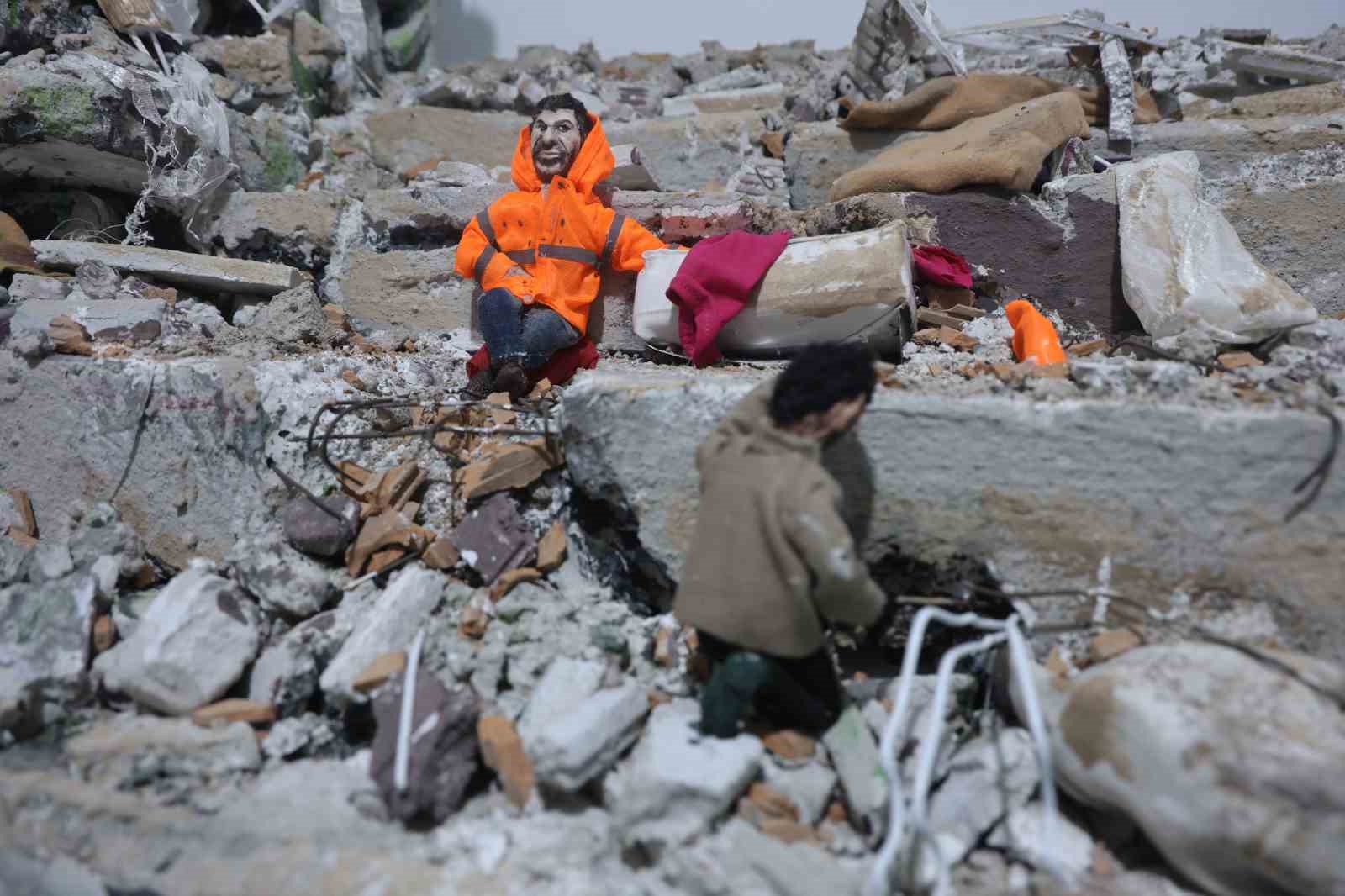 Enkaz altındaki kızının elini bir an olsun bırakmayan babanın yaşadıklarını minyatüre dönüştürdü 6 enkaz altindaki kizinin elini bir an olsun birakmayan babanin yasadiklarini minyature donusturdu 2 Q9HvCAMg