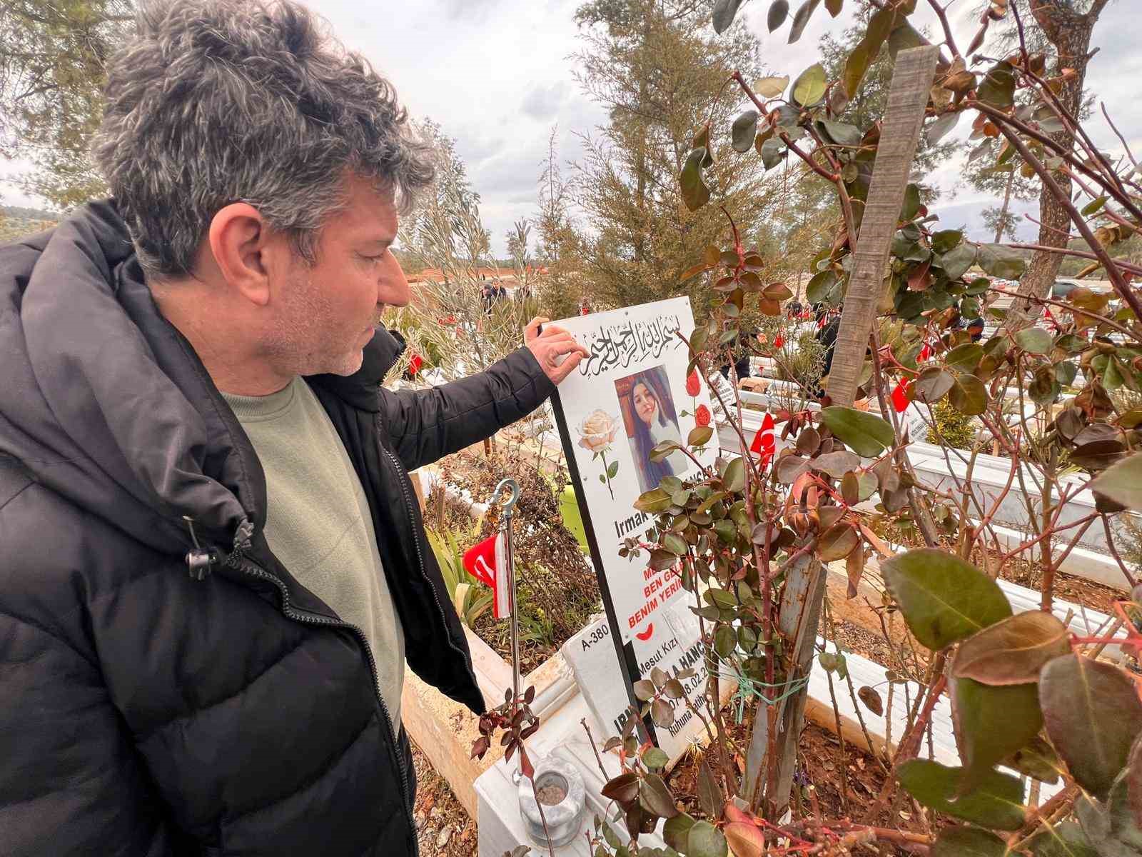 enkaz altindaki kizinin elini hic birakmamisti depremin 3 yilinda kabrini ziyaret etti 0 cvRif59j