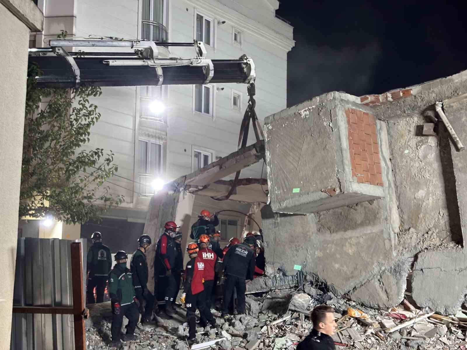 enkaz basinda 12 saat anne ve baba araniyor 1 6XCUvMBU