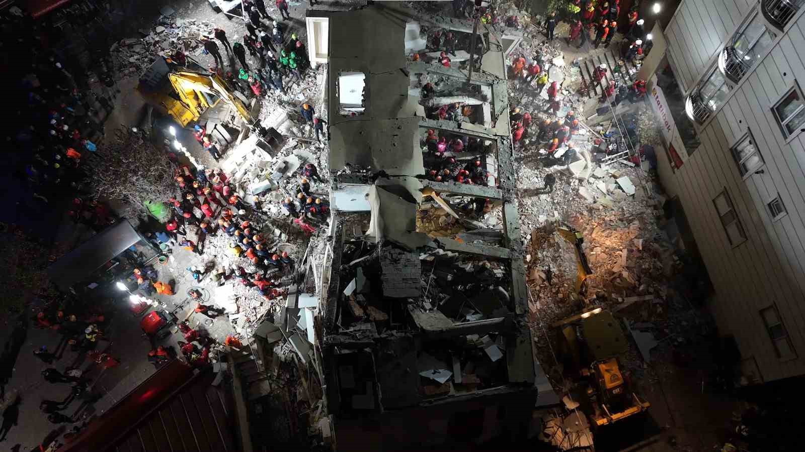 Enkaz başında 14. saat: Hummalı çalışma sürüyor 6 enkaz basinda 14 saat hummali calisma suruyor 2 bSDUmMeL