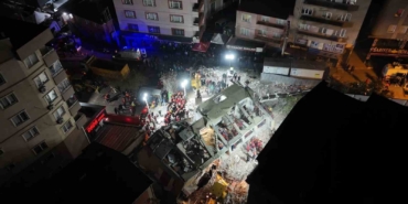 enkaz-basinda-14-saat-hummali-calisma-suruyor-jYCyFL7D.jpg