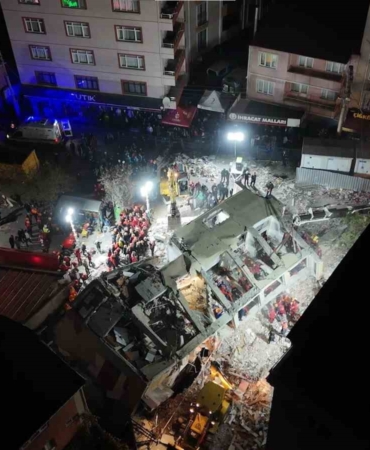 enkaz-basinda-14-saat-hummali-calisma-suruyor-jYCyFL7D.jpg