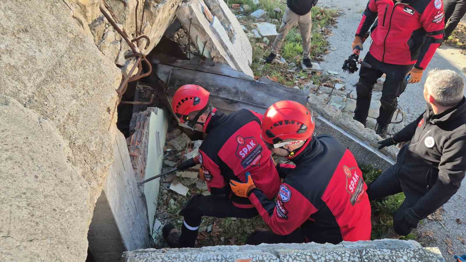 enkazda yarali aradilar tekirdagda deprem tatbikati 2 Uw5zMufU