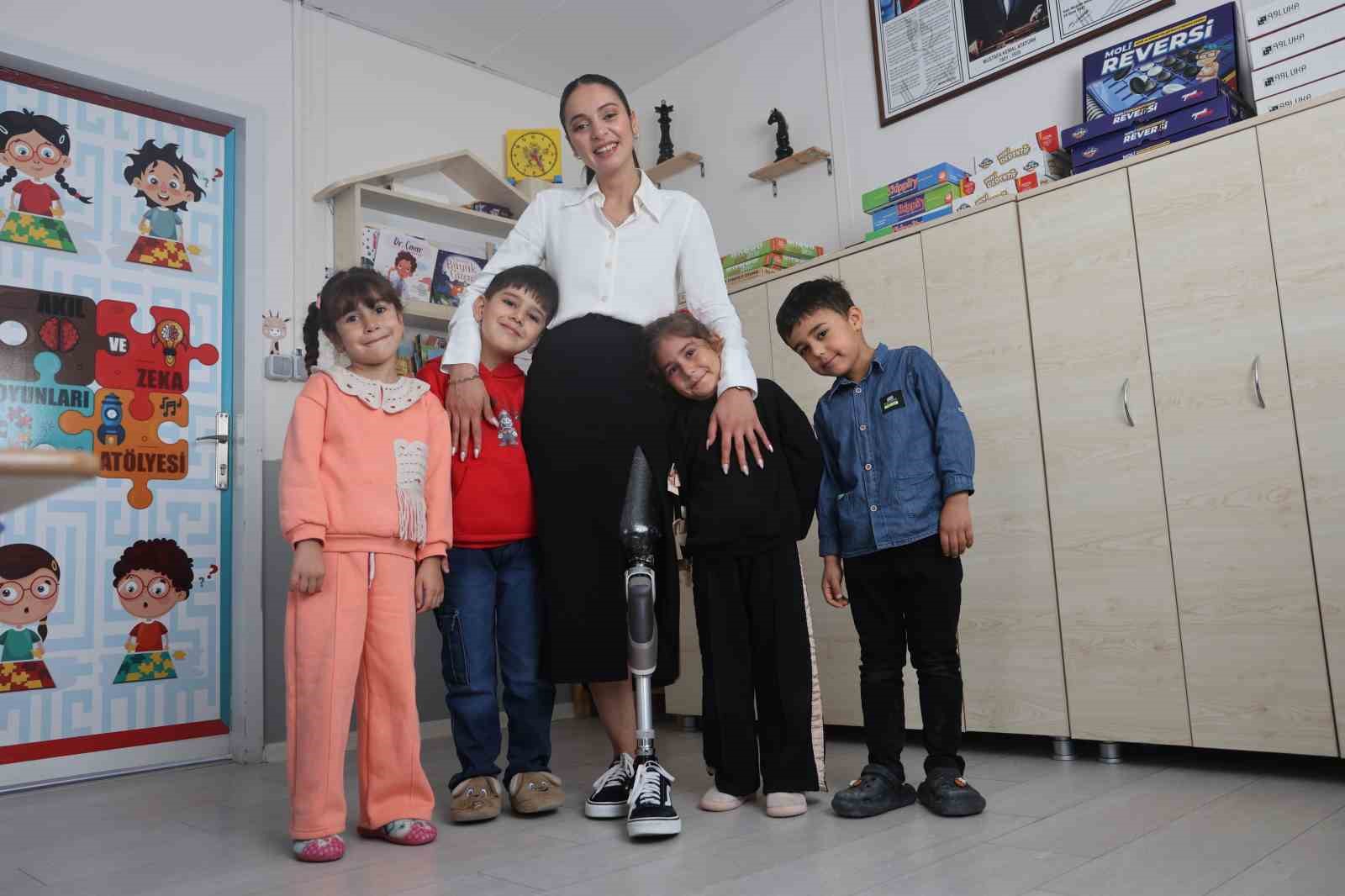 Enkazdan 46. saatte kurtarılan genç öğretmen, protez bacağıyla geri döndüğü mesleğinde minik öğrencileriyle yaşama tutundu 4 enkazdan 46 saatte kurtarilan genc ogretmen protez bacagiyla geri dondugu mesleginde minik ogrencileriyle yasama