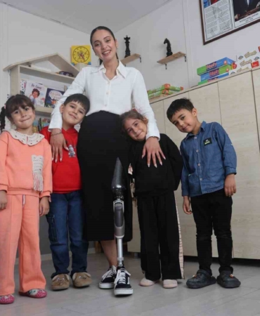 enkazdan-46-saatte-kurtarilan-genc-ogretmen-protez-bacagiyla-geri-dondugu-mesleginde-minik-ogrencileriyle-yasama-2mezZuj9.jpg