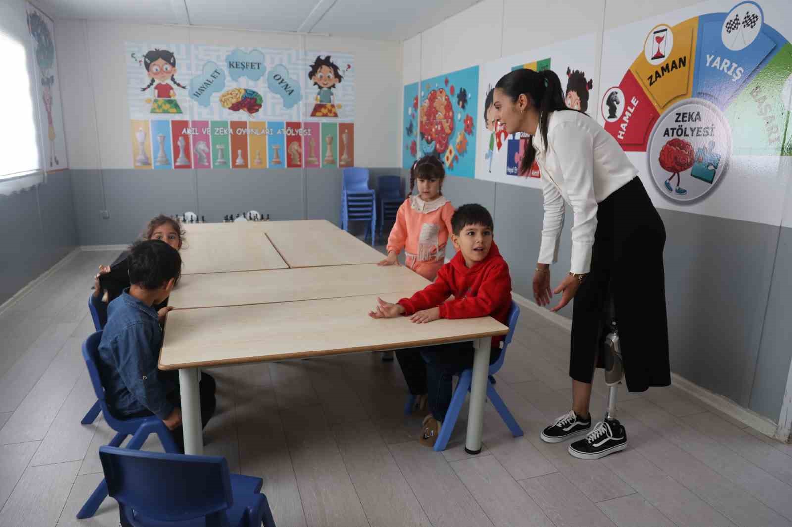 Enkazdan 46. saatte kurtarılan genç öğretmen, protez bacağıyla geri döndüğü mesleğinde minik öğrencileriyle yaşama tutundu 7 enkazdan 46 saatte kurtarilan genc ogretmen protez bacagiyla geri dondugu mesleginde minik ogrencileriyle yasama Dl4YEbcl