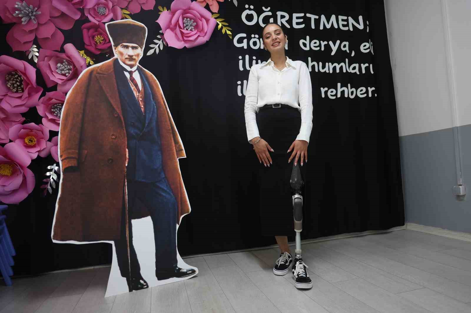 Enkazdan 46. saatte kurtarılan genç öğretmen, protez bacağıyla geri döndüğü mesleğinde minik öğrencileriyle yaşama tutundu 8 enkazdan 46 saatte kurtarilan genc ogretmen protez bacagiyla geri dondugu mesleginde minik ogrencileriyle yasama Ow1BwlRD