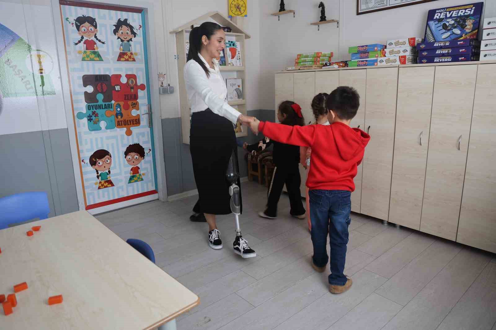 Enkazdan 46. saatte kurtarılan genç öğretmen, protez bacağıyla geri döndüğü mesleğinde minik öğrencileriyle yaşama tutundu 5 enkazdan 46 saatte kurtarilan genc ogretmen protez bacagiyla geri dondugu mesleginde minik ogrencileriyle yasama gBPLdddy