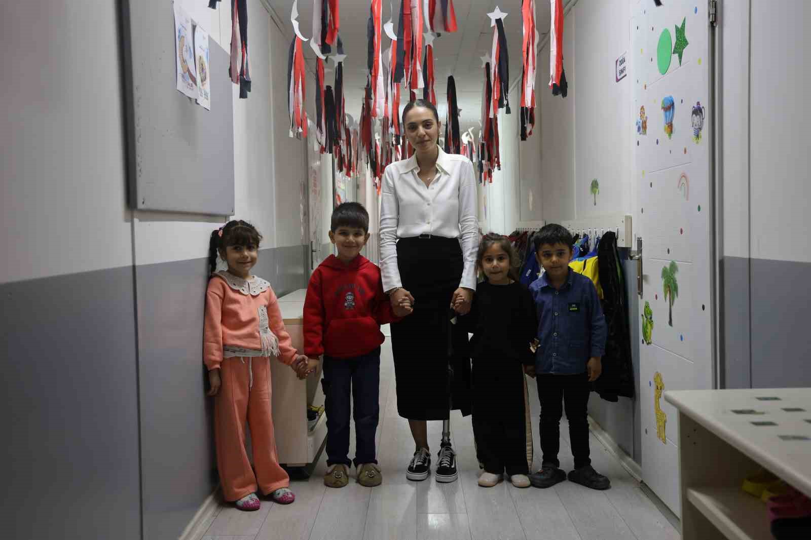 Enkazdan 46. saatte kurtarılan genç öğretmen, protez bacağıyla geri döndüğü mesleğinde minik öğrencileriyle yaşama tutundu 10 enkazdan 46 saatte kurtarilan genc ogretmen protez bacagiyla geri dondugu mesleginde minik ogrencileriyle yasama qvg9EwXr